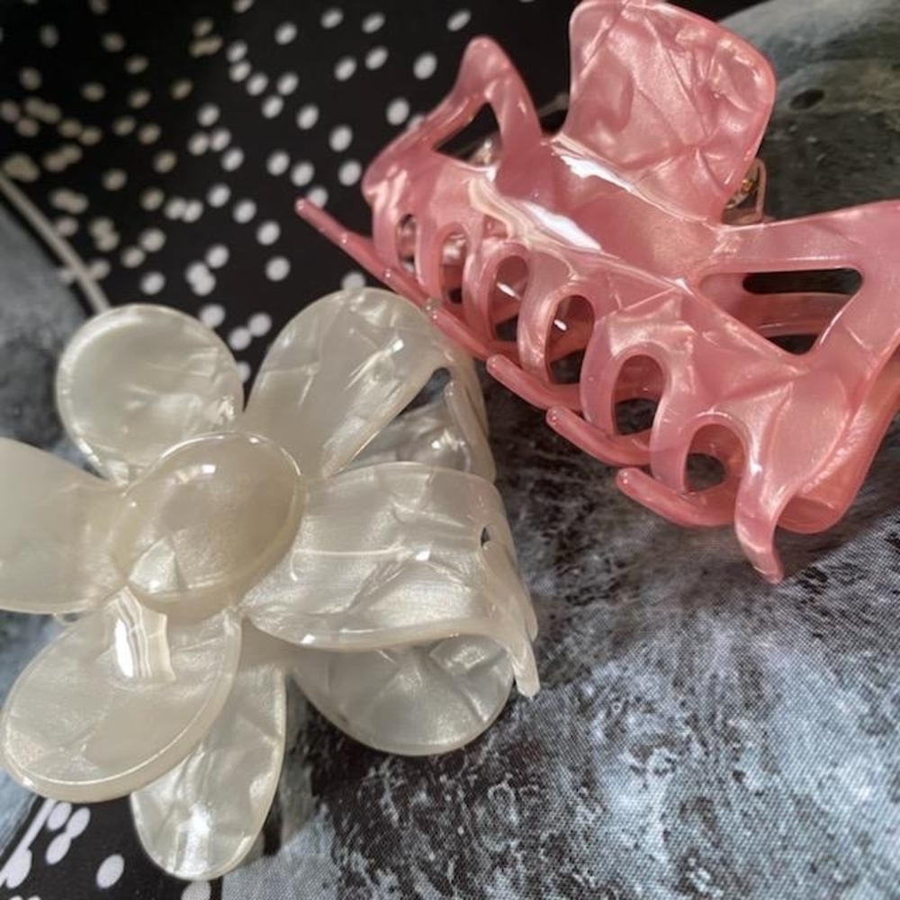 URBAN OUTFITTERS | Hair Claw Clips (Set Of 2) - Picture 7 of 12